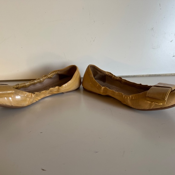 Prada Women's Beige Patent Leather Bow Flats Size 37.5 w/ COA - Picture 12 of 13